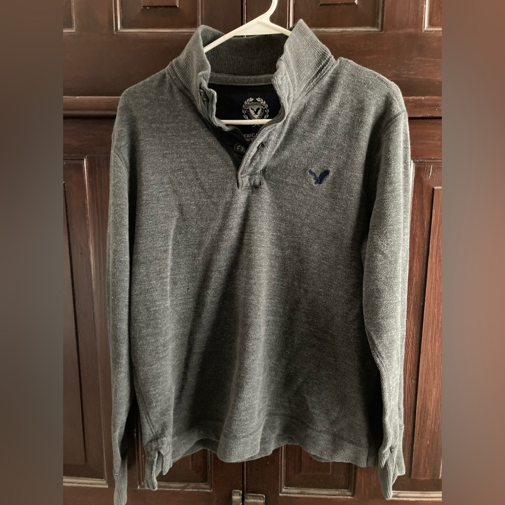 Mens pullover American Eagle knit top.